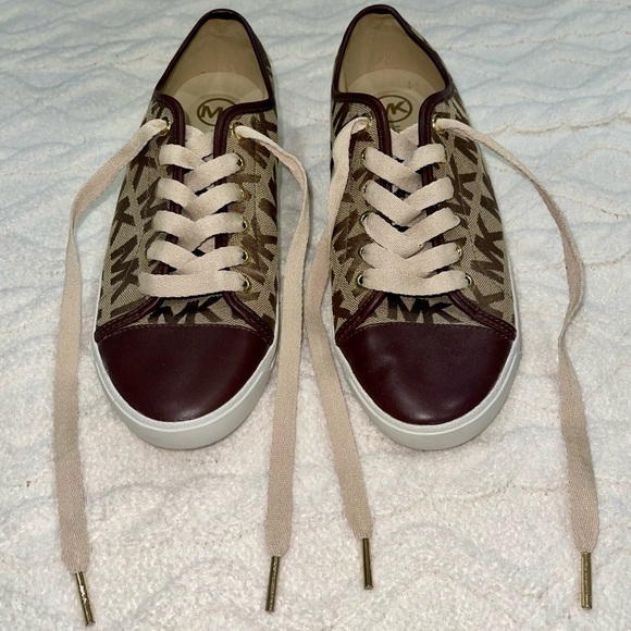 Michael Kors Logo Low Top Sneakers - Picture 2 of 7